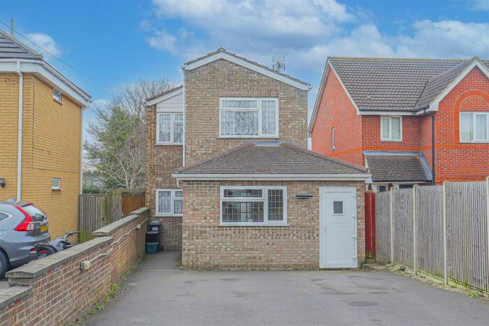 4 Bedroom Detached House To Rent In Salisbury Road, Hoddesdon, EN11