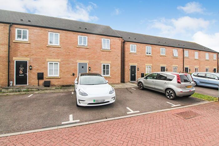 3 Bedroom Semi Detached House For Sale In Turnpike Gardens, Bedford, MK42