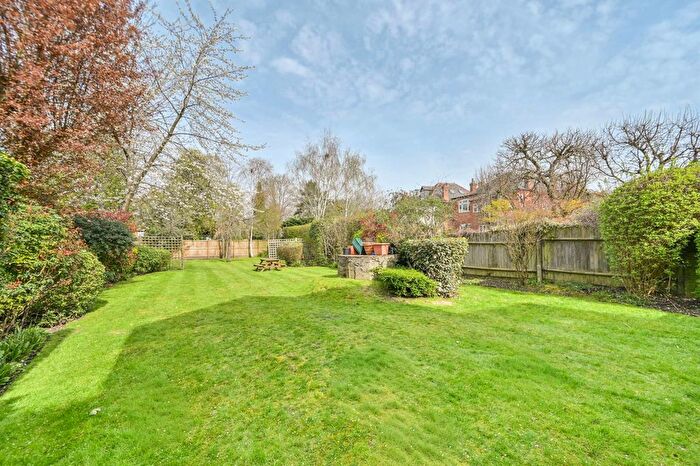 2 Bedroom Flat For Sale In Walm Lane, Mapesbury Estate, London, NW2