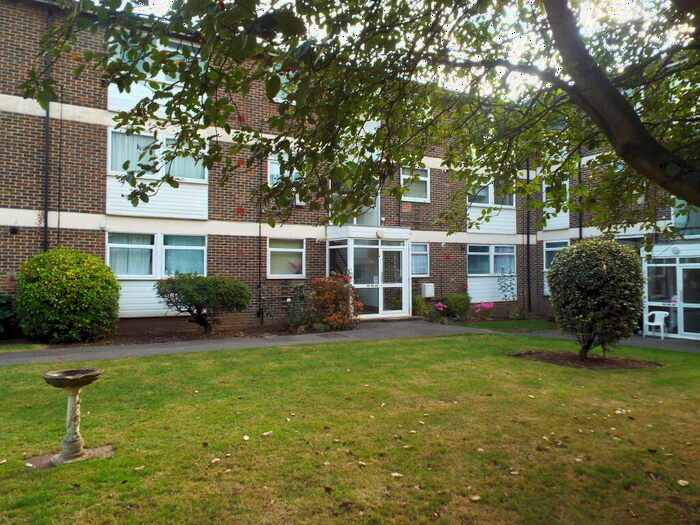 2 Bedroom Apartment To Rent In Pine Lodge, Barming, ME16