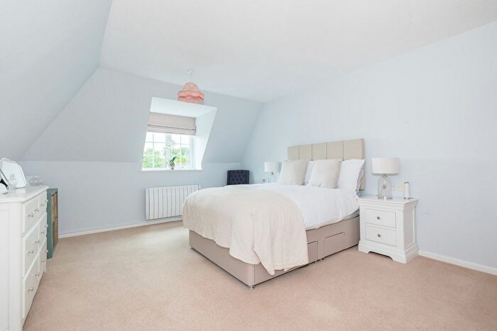 2 Bedroom Flat For Sale In Stanford Orchard, Horsham, RH12