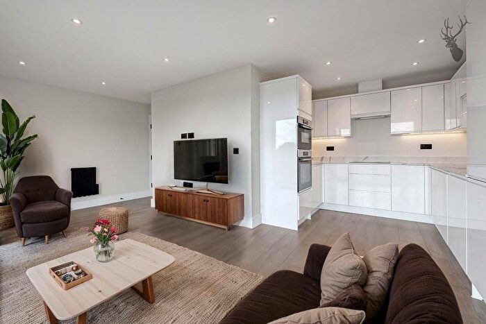 2 Bedroom Flat To Rent In Glebe Road, Dalston, E8