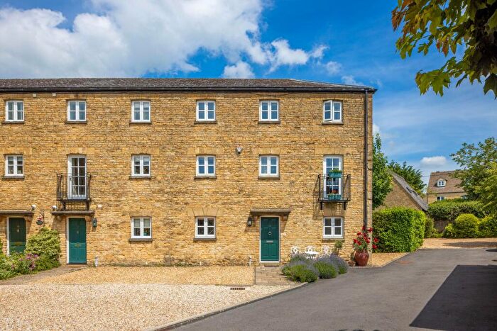 3 Bedroom End Of Terrace House For Sale In Cotshill Gardens, Chipping Norton, OX7