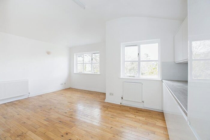 3 Bedroom Flat To Rent In Grange Park Road, Leyton, E10