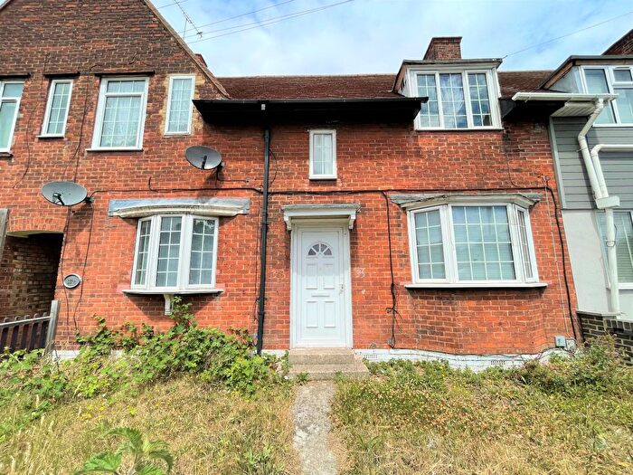 3 Bedroom Flat To Rent In Wood Lane, Dagenham, RM8