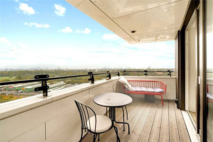 2 Bedroom Flat For Sale In Beck Square, Leyton, London, E10