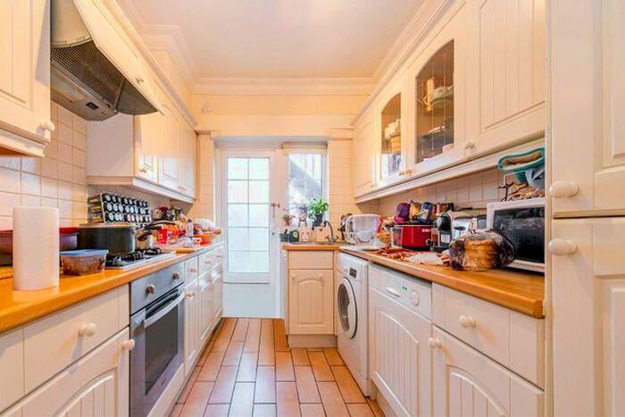 2 Bedroom Flat To Rent In Gloucester Court, Kew Road, TW9