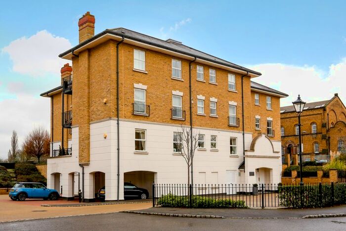 3 Bedroom Flat To Rent In Clearwater Place, Surbiton KT6