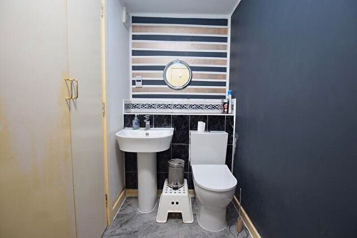2 Bedroom Apartment To Rent In The Warehouse, Victoria Quays, S2