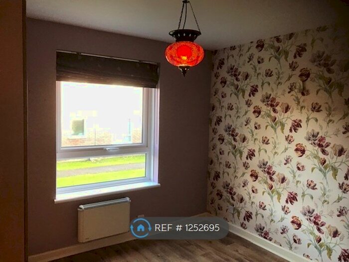 2 Bedroom Flat To Rent In Southwood Close, Worcester Park, KT4