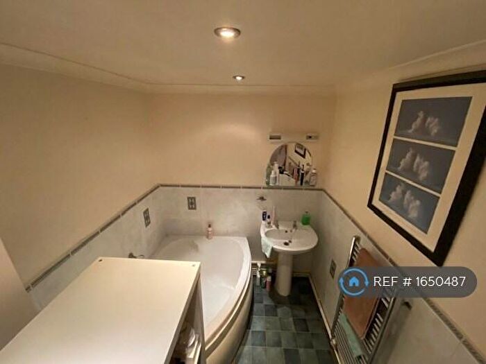 3 Bedroom Flat To Rent In Coulsdon Road, Caterham, CR3