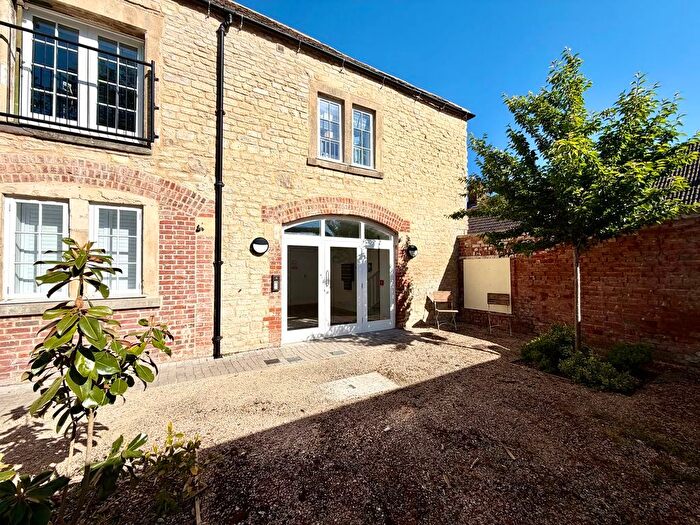 1 Bedroom Flat For Sale In The Woodlands, Calne, SN11