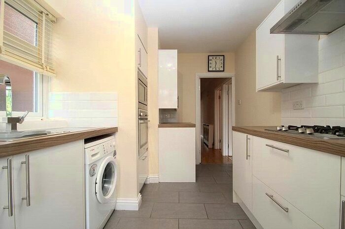 2 Bedroom Maisonette To Rent In Kings Grove, Romford, RM1
