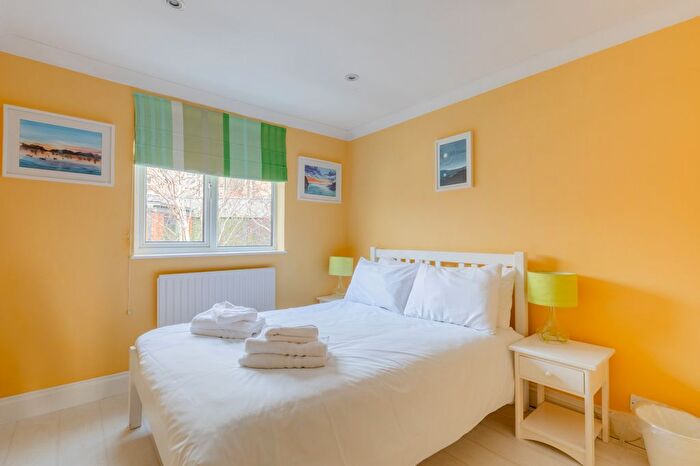 2 Bedroom Flat To Rent In Hannell Road, London, SW6