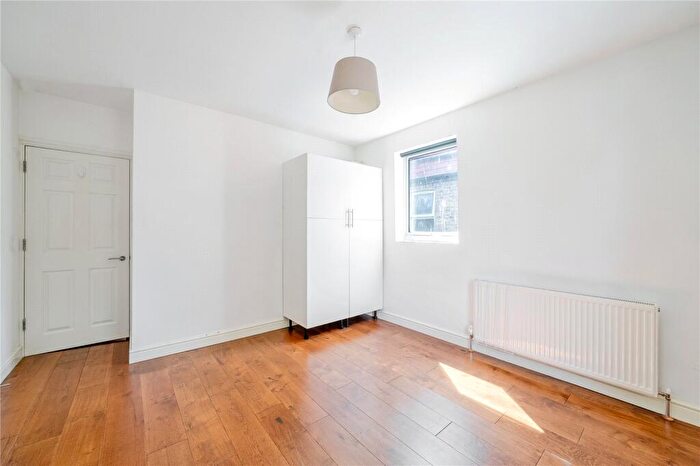 2 Bedroom Apartment For Sale In Warren Road, London, E10
