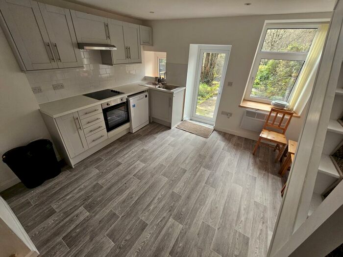 3 Bedroom House To Rent In Commercial Road, Pontardawe, SA8