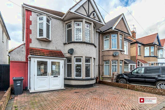 4 Bedroom Terraced House To Rent In Beehive Lane, Gantshill, Redbridge, Essex, IG4