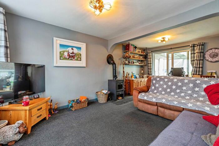 3 Bedroom Semi-Detached House For Sale In Clifton Close, Rochester, Kent, ME2