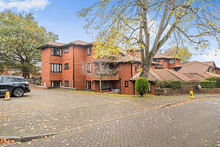 1 Bedroom Flat For Sale In Oakmead Green, Epsom, KT18