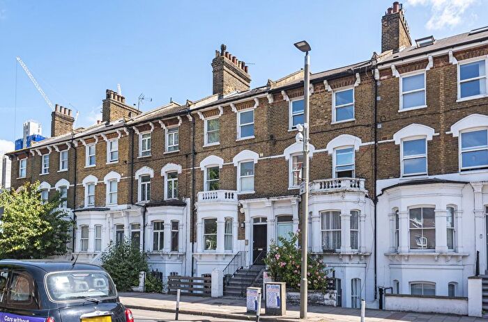 2 Bedroom Flat For Sale In Queenstown Road, London, SW8