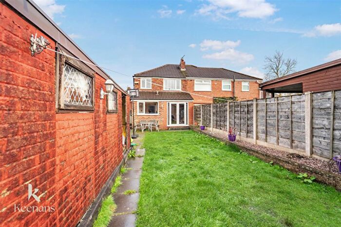 3 Bedroom Semi-detached House For Sale In Hilltop Grove, Whitefield, Manchester, M45