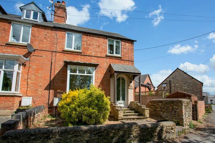 3 Bedroom Cottage To Rent In Bridge Street, Brackley, Northamptonshire, NN13