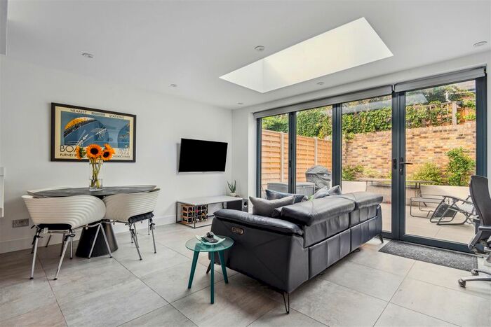 2 Bedroom Flat To Rent In Glebe Street, London, W4