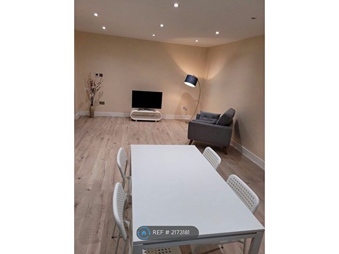 2 Bedroom Flat To Rent In Worsley Bridge Road, Beckenham, BR3