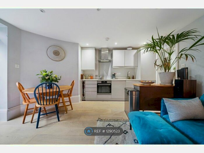 3 Bedroom Maisonette To Rent In Clapton Square, London E5