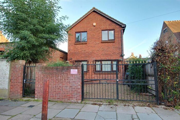 3 Bedroom Detached House To Rent In Armfield Road, Enfield, EN2