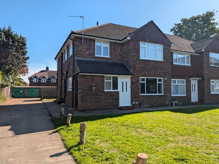2 Bedroom Maisonette For Sale In Addlestone, Surrey, KT15