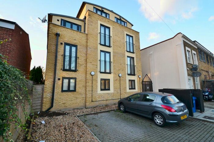 3 Bedroom Maisonette To Rent In Hygrove Court, Camilla Road, Bermondsey, SE16