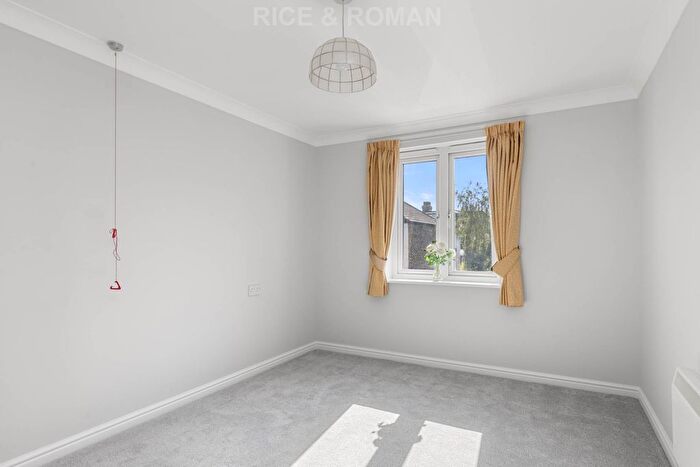 2 Bedroom Flat To Rent In Clifton Park Avenue, London, SW20