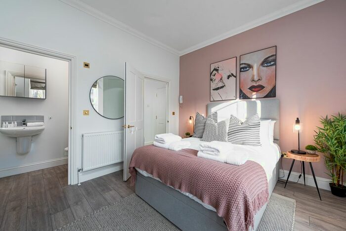 Studio To Rent In Pembridge Villas (), London, W11