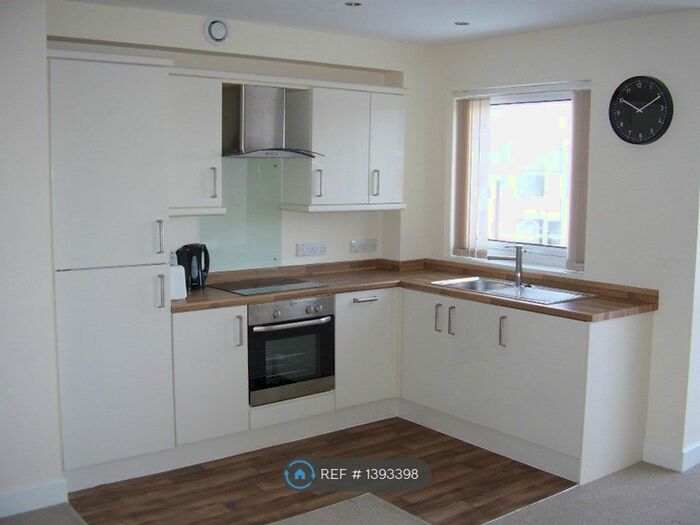 2 Bedroom Flat To Rent In Kirk Beston Close, Leeds, LS11