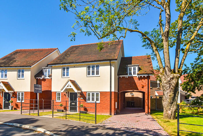 3 Bedroom Link Detached House For Sale In Felmoor Chase, Felsted, CM6