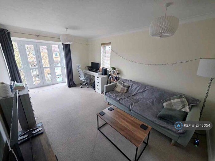 1 Bedroom Flat To Rent In Farriers Road, Epsom, KT17
