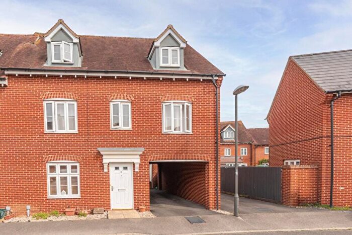 6 Bedroom Semi-Detached House For Sale In Palfreyman Street, Aylesbury, Buckinghamshire, HP19