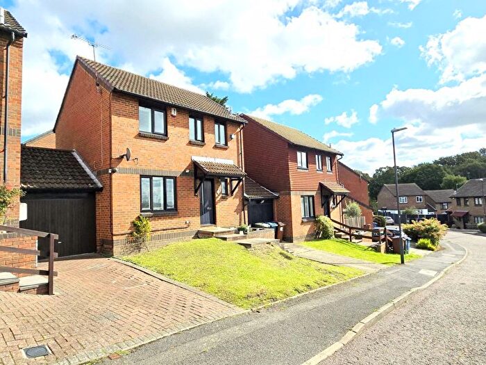 3 Bedroom Detached House For Sale In Daventer Drive, Stanmore, HA7