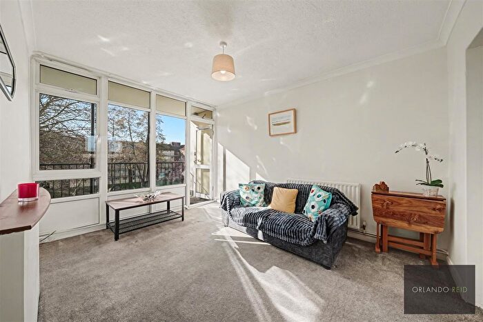 3 Bedroom Flat For Sale In Heather Close, London, SW8