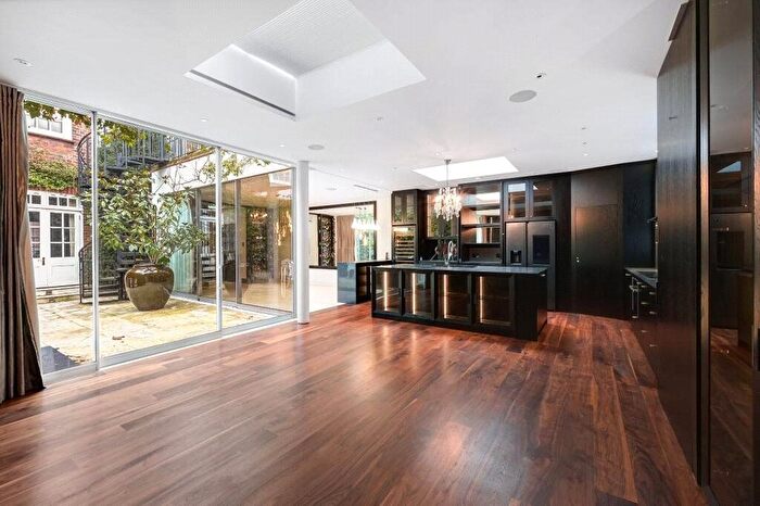 4 Bedroom Terraced House To Rent In Chelsea Square, Chelsea, SW3