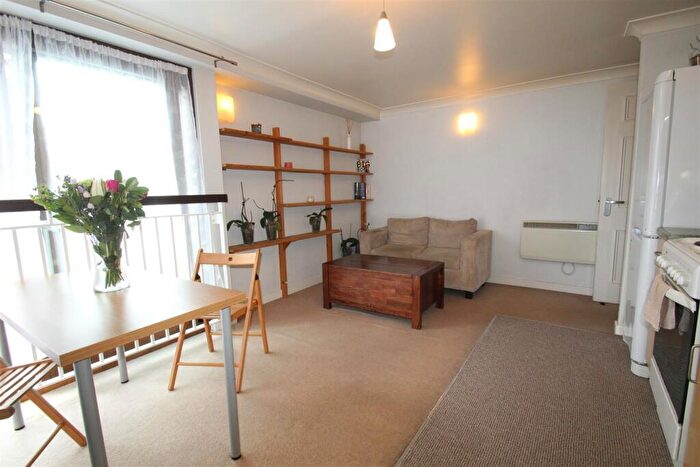 1 Bedroom Flat To Rent In Clark Street, Stepney Green, E1