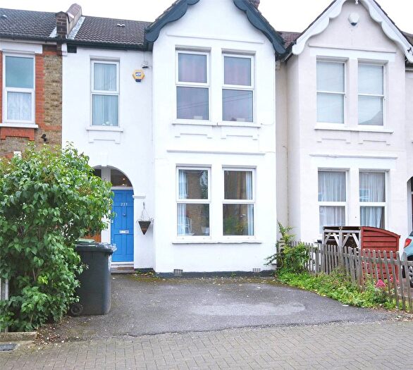 2 Bedroom Flat For Sale In Ravenscroft Road, Beckenham, BR3