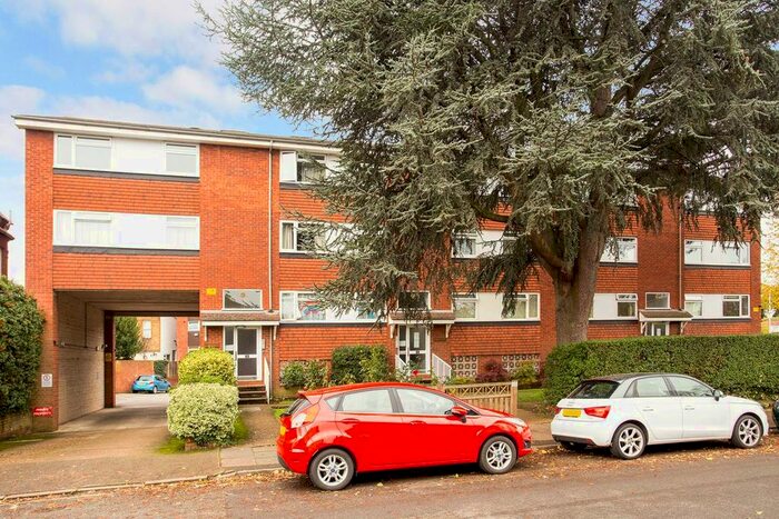 2 Bedroom Flat To Rent In Woodleigh, Parklands KT5