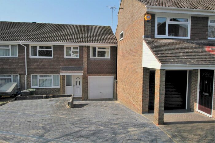 4 Bedroom Semi-Detached House To Rent In Thorpe Gardens, Alton, GU34