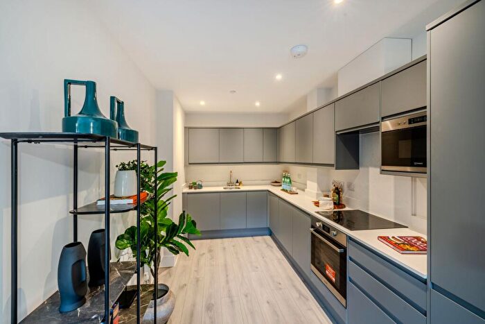 2 Bedroom Flat For Sale In The Grove, Couldson, CR5