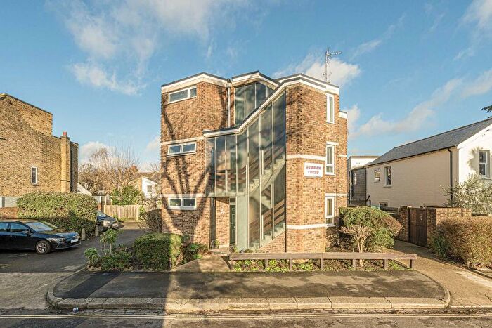 1 Bedroom Flat To Rent In Sunnyside Road, Teddington, TW11