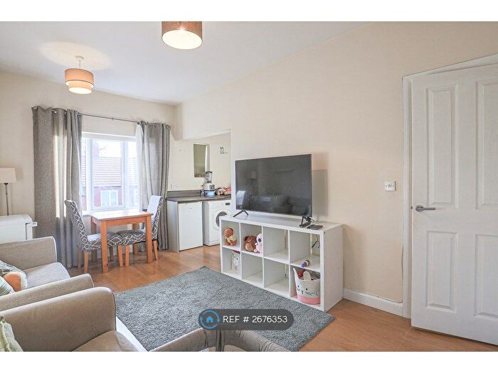 2 Bedroom Flat To Rent In Manor Grove, Leeds, LS7