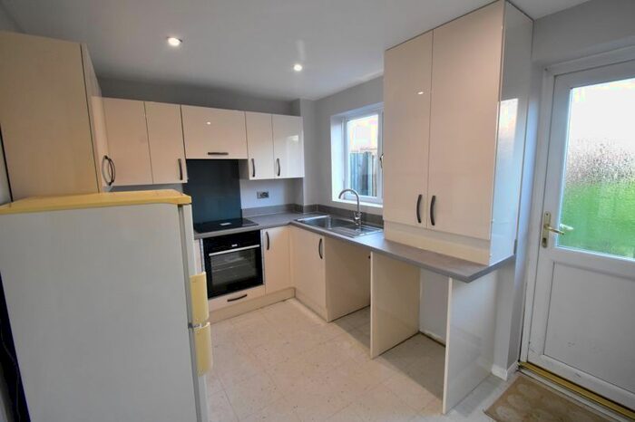 2 Bedroom Terraced House To Rent In Farmbrook, Luton, LU2 - Photo 3