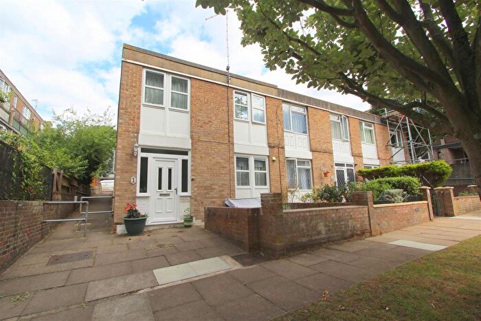 5 Bedroom End Of Terrace House For Sale In Yarbridge Close, Sutton, SM2